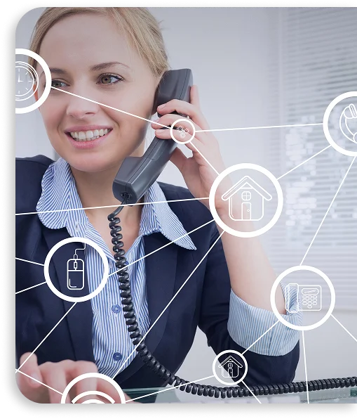 Uśmiechnięta kobieta w biurze rozmawia przez telefon. Nakładające się ikony połączone liniami sugerują koncepcje technologii i komunikacji, tworząc motyw sieciowy.
